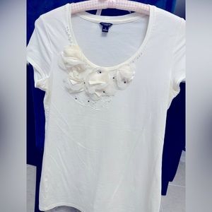 Ann Taylor Short Sleeve Tee Front Flowers Color: White. Size: Small